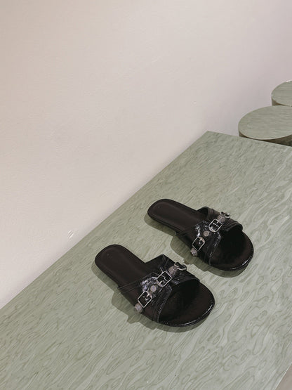 CAGOLE FLAT SANDALS IN BLACK WAX-OIL SHEEPSKIN