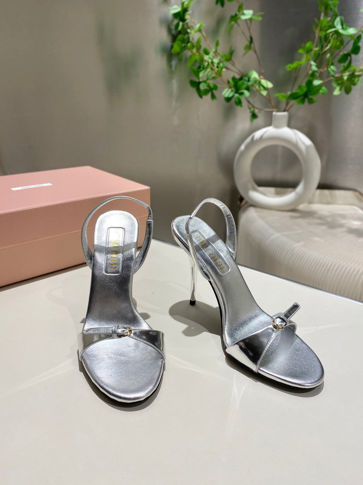 TWO STRAP HIGH HEELED SANDALS IN SILVER METALLIC GLOSSY SHEEPSKIN
