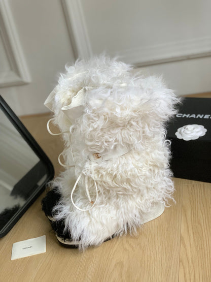 CC ANKLE HIGH BOOTS IN WHITE MIX BLACK WOOL FUR