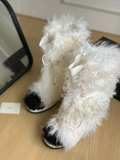 CC ANKLE HIGH BOOTS IN WHITE MIX BLACK WOOL FUR