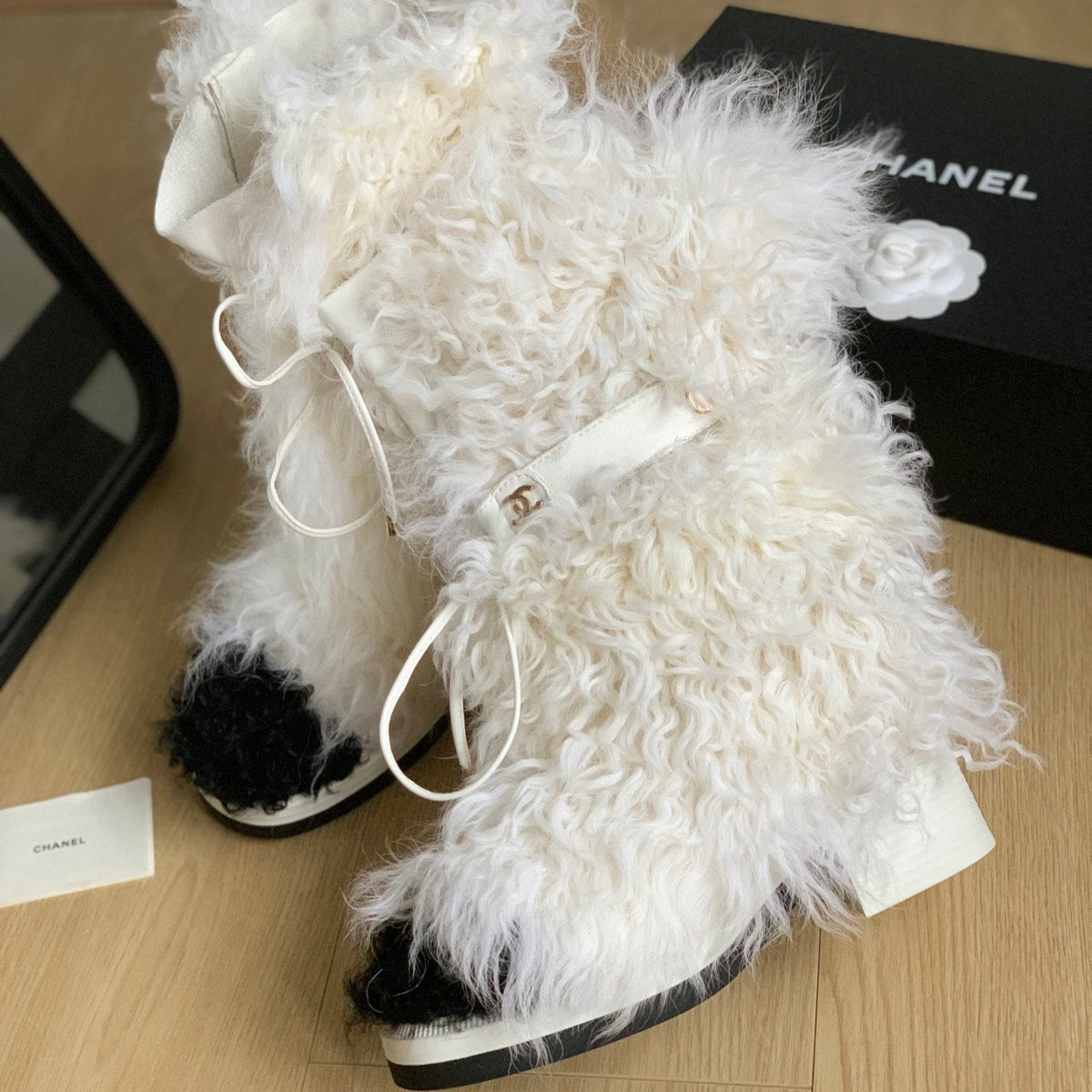 CC ANKLE HIGH BOOTS IN WHITE MIX BLACK WOOL FUR