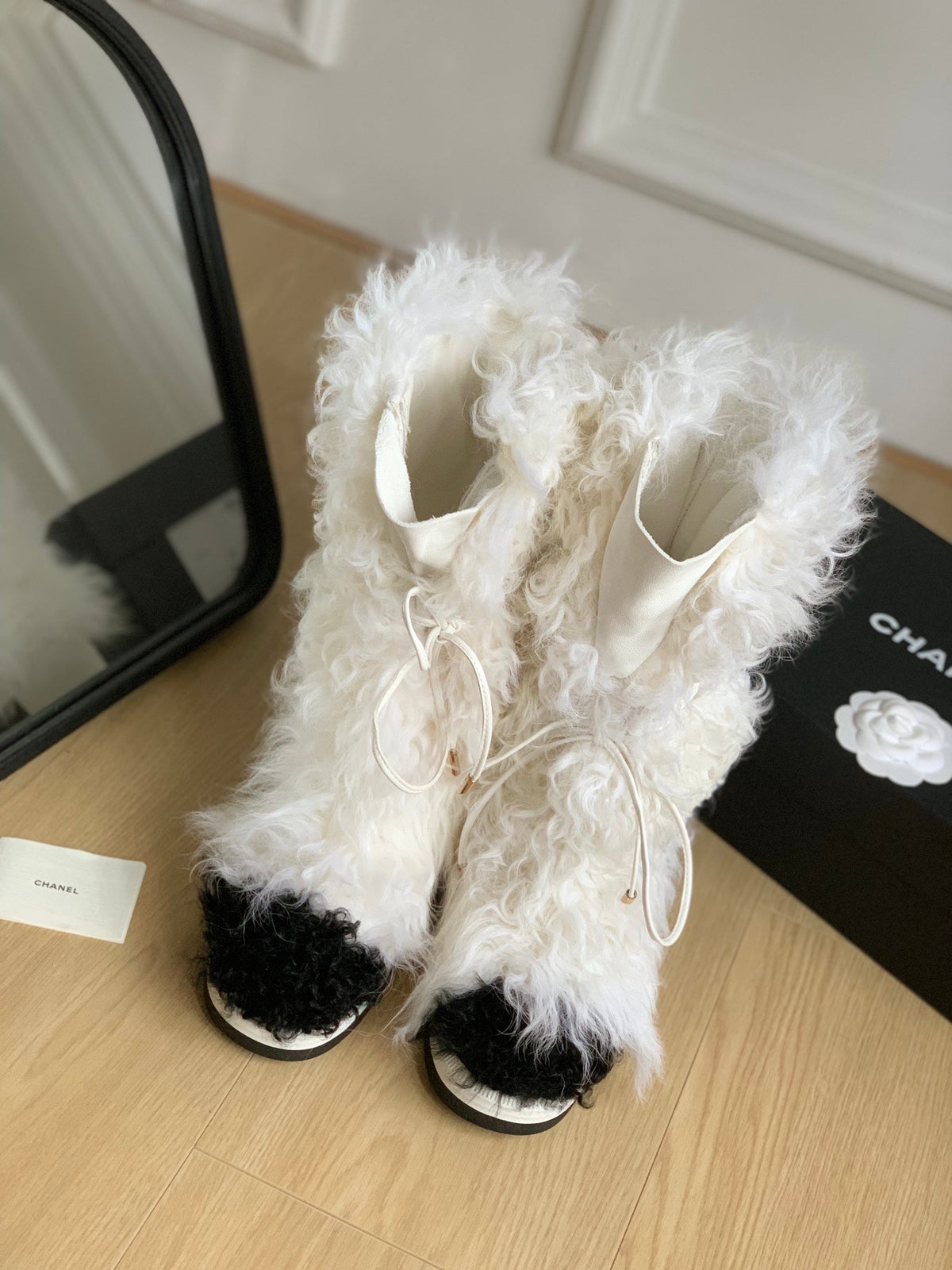 CC ANKLE HIGH BOOTS IN WHITE MIX BLACK WOOL FUR